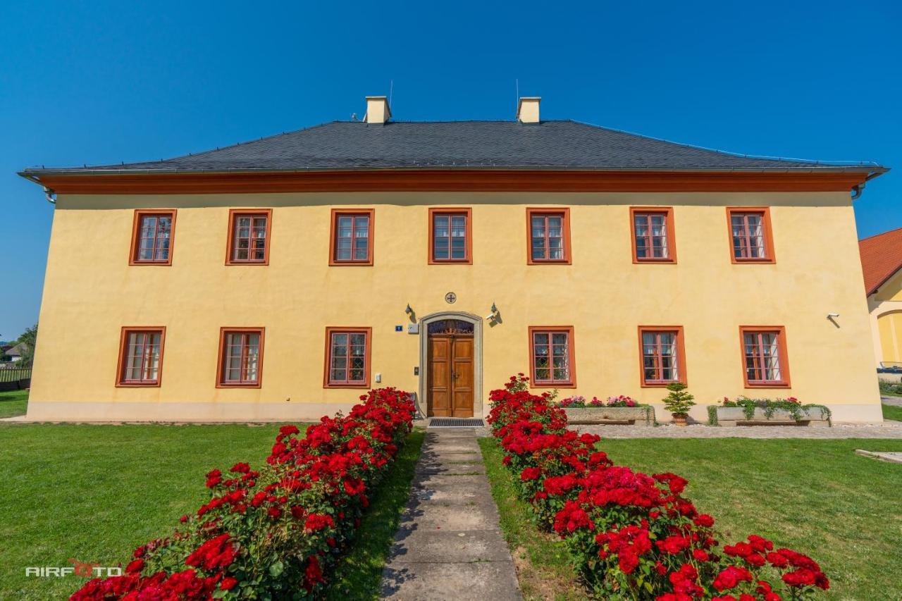 Penzion Na Fare Dubenec Exteriör bild